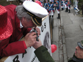 Unser Fahrer Heini Hofmann bei der obligatorischen Kontrolle