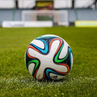 Fußball auf grünem Rasen