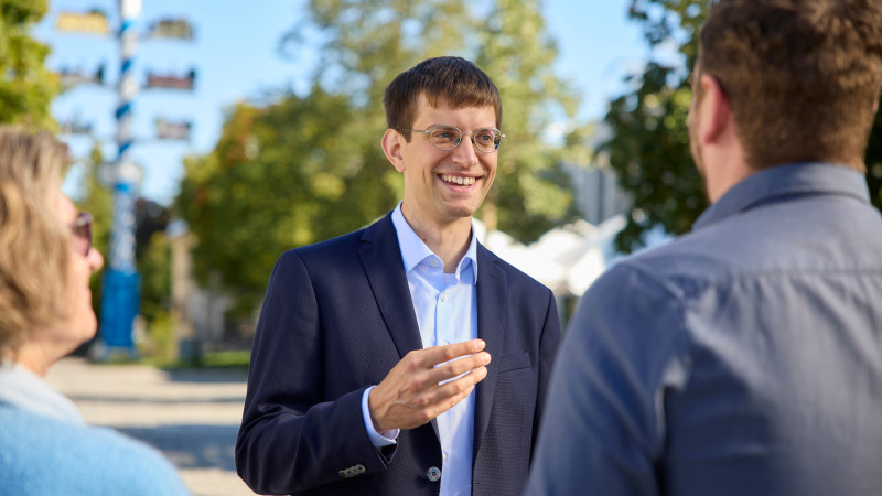 Bürgermeisterkandidat Dr. Felix Kempf im Gespräch auf dem Planegger Marktplatz